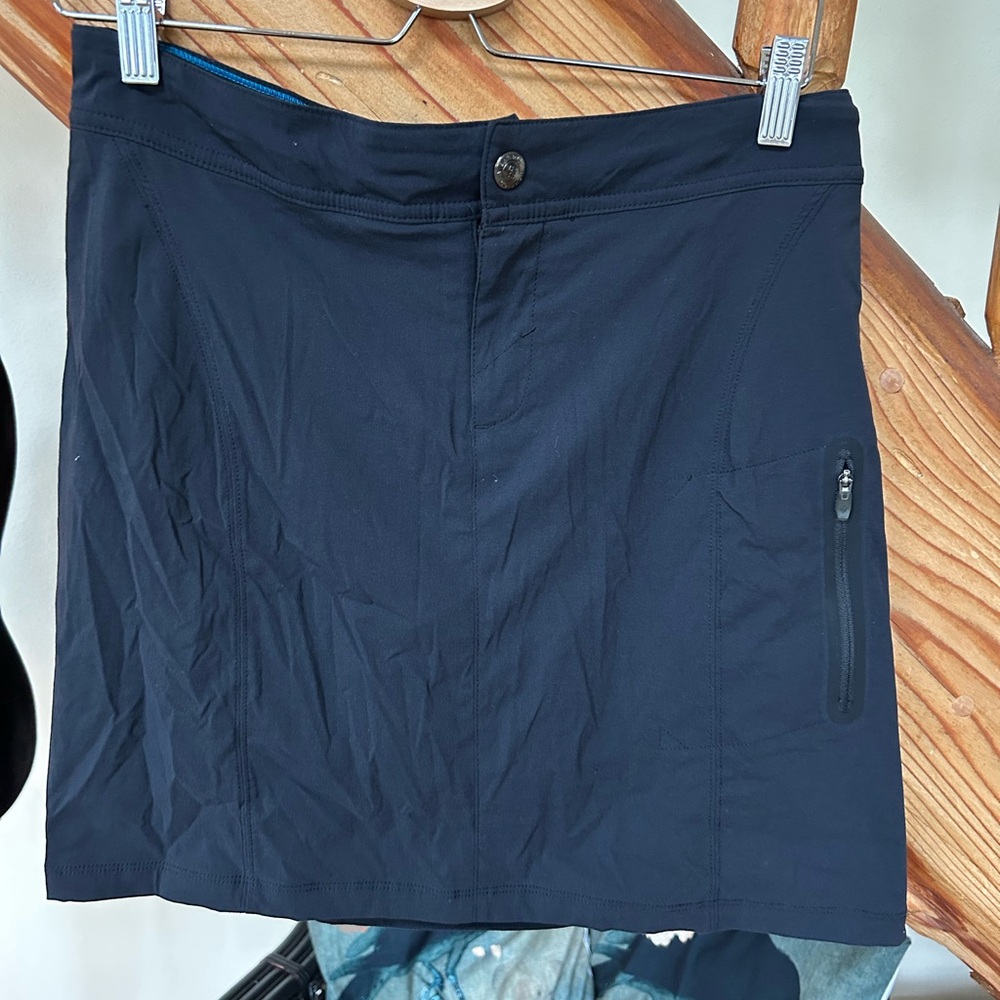 COLUMBIA Black Hiking Skirt with Zipper Pocket and undershorts